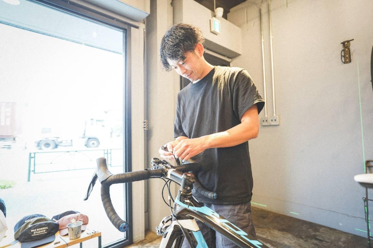 ロードバイクのハンドル周辺を調整するTUNIQUE代表・伊藤雅和
